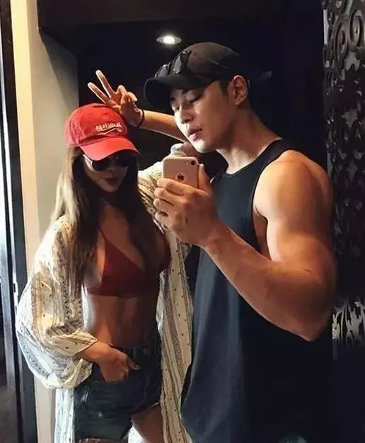 年紀相差16歲又帥又壯鮮肉被42歲阿姨吃下去，但一看她真面目，才發現可以理解