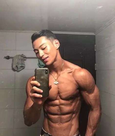 年紀相差16歲又帥又壯鮮肉被42歲阿姨吃下去，但一看她真面目，才發現可以理解