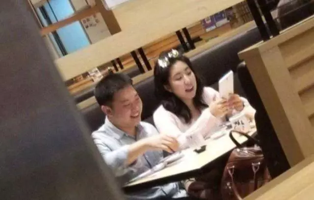 林青霞23歲大女兒與男友逛街,坐擁5億卻打扮的一言難盡!