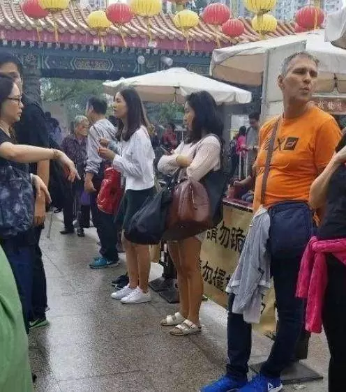 林青霞23歲大女兒與男友逛街,坐擁5億卻打扮的一言難盡!