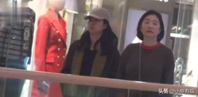 林青霞23歲大女兒與男友逛街,坐擁5億卻打扮的一言難盡!