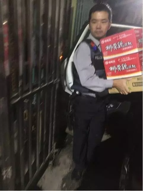 100元吃2餐!男子吃不飽偷晚餐,暖警「自費送米、泡麵」...惹哭母子!