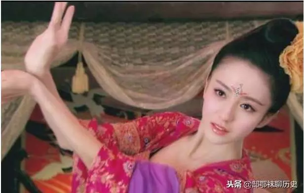 古時候有錢人三妻四妾,為何還要養丫鬟?原來有一事妻妾辦不到
