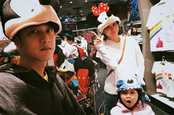 驚悚!「那對夫妻」帶女兒住飯店度假,妮妮卻說:「床上有個穿紅衣的阿姨叫我們走開!」