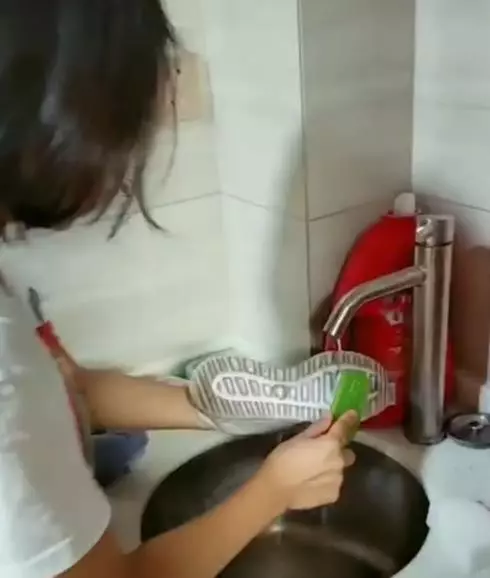 女子清洗運動鞋時,發現鞋底黏著一異物,摳下來後,直呼:發財了