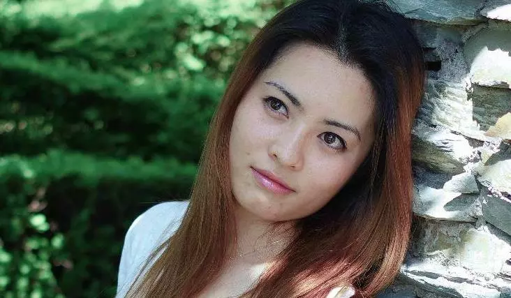 兒子走丟兩年,我領養個女孩,十六年後看到女兒大學通訊錄時愣了