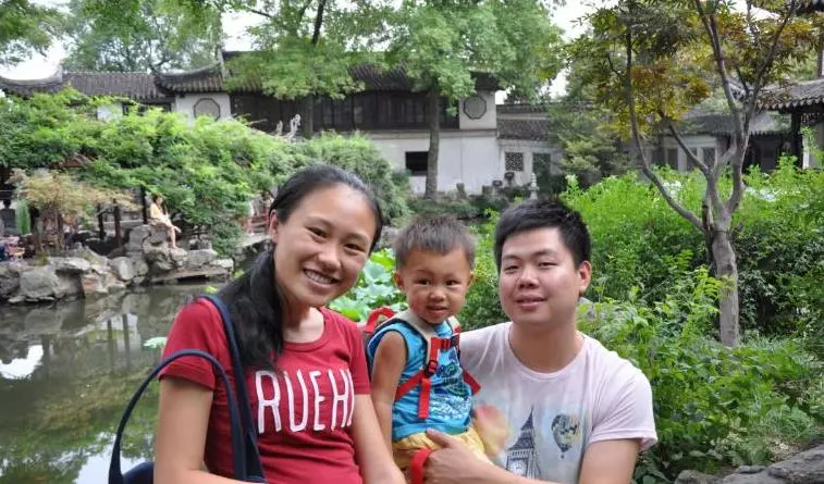 兒子走丟兩年,我領養個女孩,十六年後看到女兒大學通訊錄時愣了