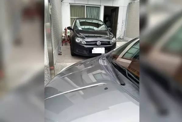 超扯路人「把車子停進別人家裡」出門爽玩,女主人「拉鐵門鎖車」霸氣留紙條:等我回國再說!