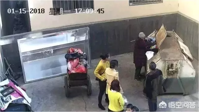 同居女友在家生下1女嬰,親生父親隨手將其扔進垃圾桶!