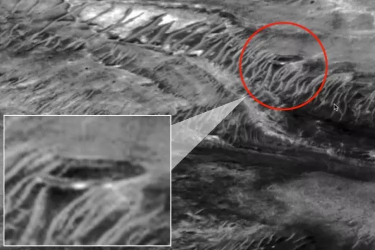 找到外星人基地了?火星驚見「神祕黑色建築」放大看…還有巨大窗戶掀網熱議