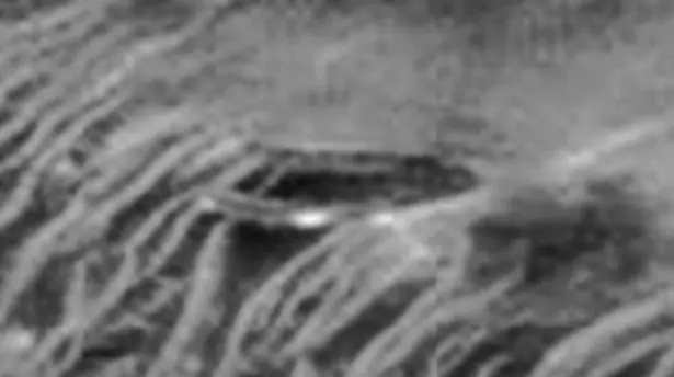 找到外星人基地了?火星驚見「神祕黑色建築」放大看…還有巨大窗戶掀網熱議