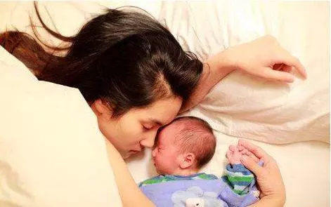我坐月子,婆婆給我煲滋補雞湯,看了一眼煲,我把雞湯潑在她身上