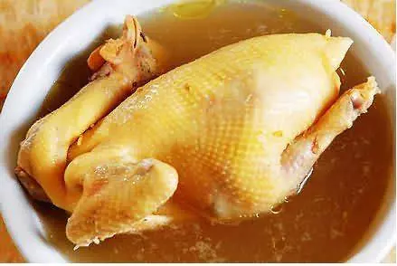 我坐月子,婆婆給我煲滋補雞湯,看了一眼煲,我把雞湯潑在她身上