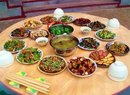 去兒子家吃飯從來沒上過飯桌,看到兒媳的碗,公公起身離開家