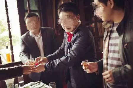 大哥大嫂來我家吃飯,見大嫂走路不對勁,她塞我一紙條,我嚇得報警!