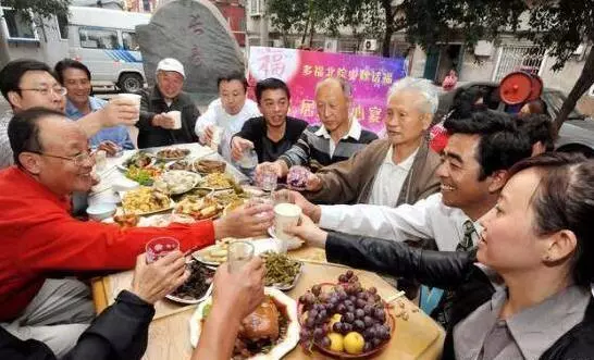 妹妹猜拳輸了留在家照顧父親,哥哥去上學,事業有成後哥哥送她房產,才知當年被騙