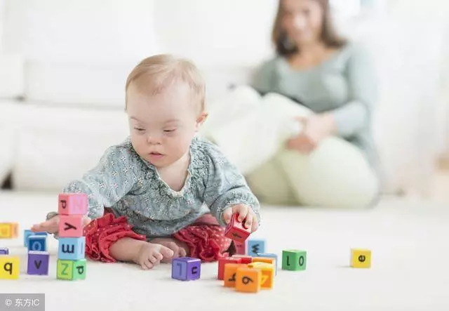 妹妹猜拳輸了留在家照顧父親,哥哥去上學,事業有成後哥哥送她房產,才知當年被騙