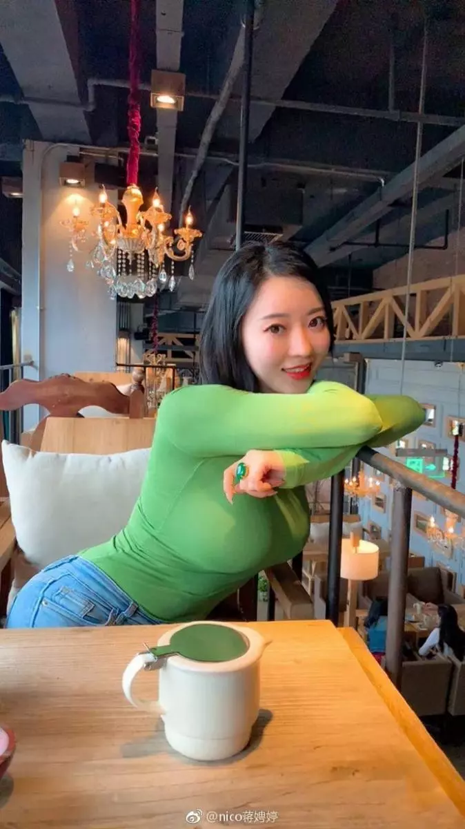 被劉強東帶火的蔣聘婷,到底是什麼樣的魔鬼身材?