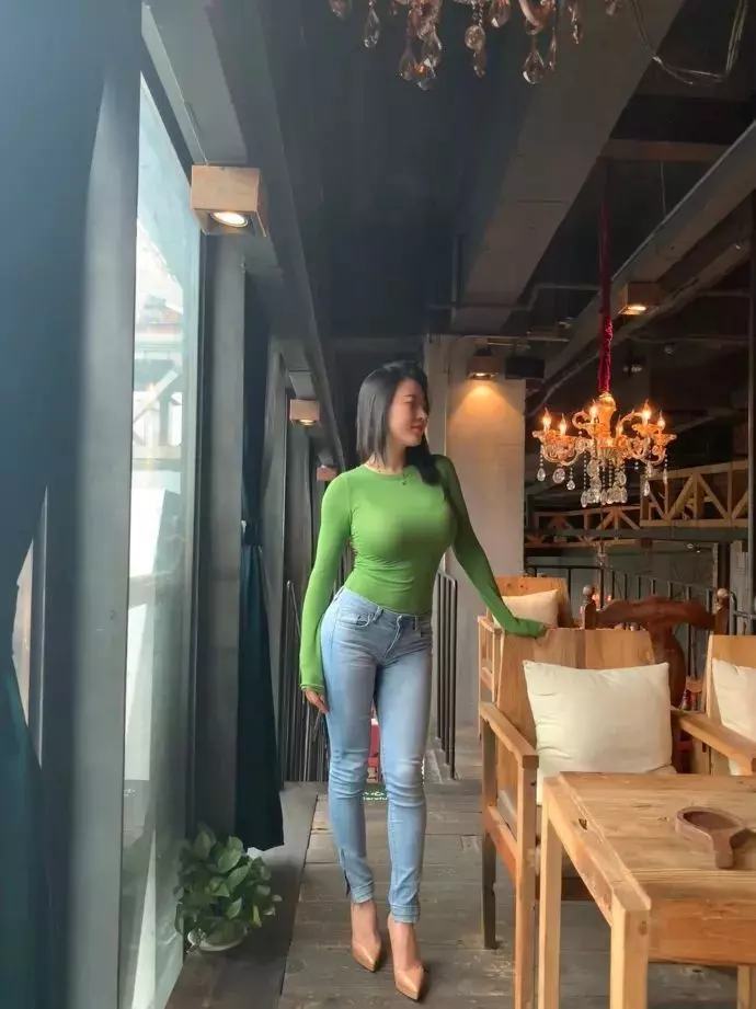 被劉強東帶火的蔣聘婷,到底是什麼樣的魔鬼身材?