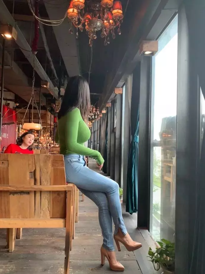 被劉強東帶火的蔣聘婷,到底是什麼樣的魔鬼身材?