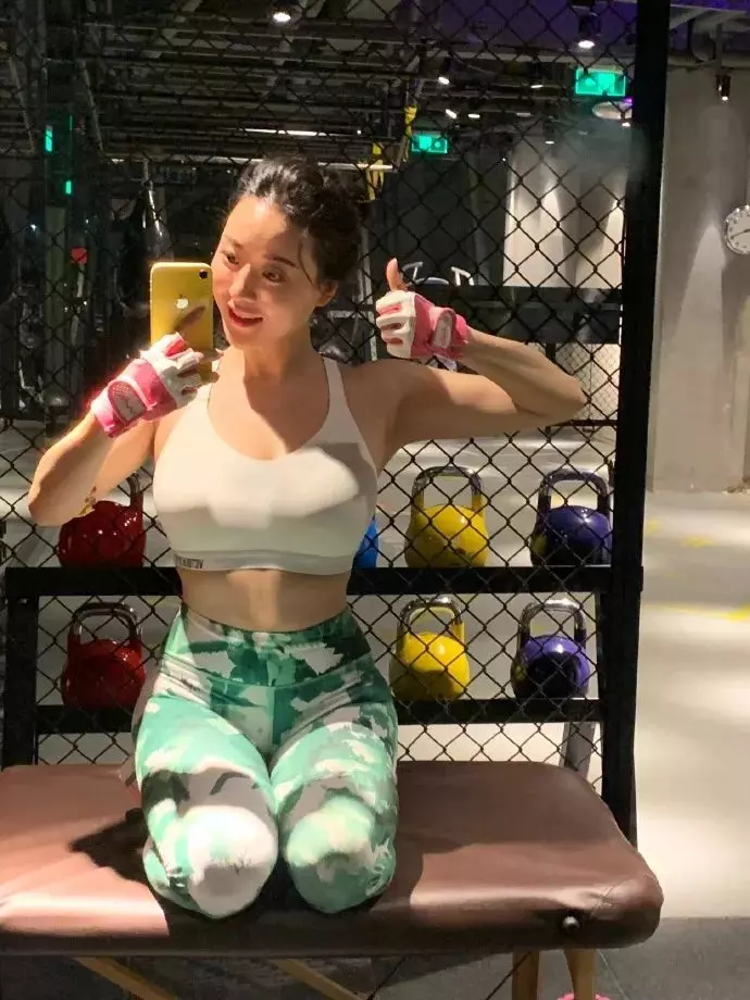 被劉強東帶火的蔣聘婷,到底是什麼樣的魔鬼身材?