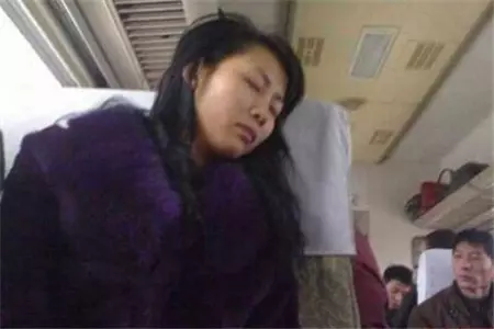女子在火車上睡覺穿的少, 半夜18歲小伙子忍不住竟然.....