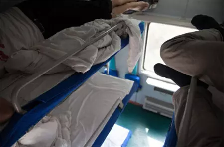 女子在火車上睡覺穿的少, 半夜18歲小伙子忍不住竟然.....