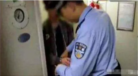 女子在火車上睡覺穿的少, 半夜18歲小伙子忍不住竟然.....