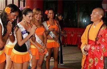 36歲名模為45歲和尚生下女兒 一家三口生活在寺廟如同世外桃源!
