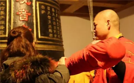 36歲名模為45歲和尚生下女兒 一家三口生活在寺廟如同世外桃源!