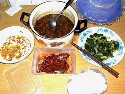 為救弟弟,父親將姐姐嫁給傻子,多年後姐門前,圍滿豪車