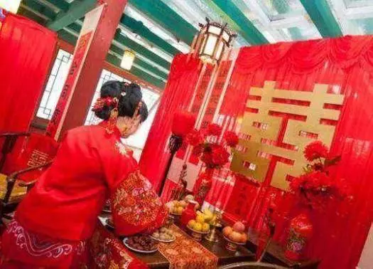 為救弟弟,父親將姐姐嫁給傻子,多年後姐門前,圍滿豪車
