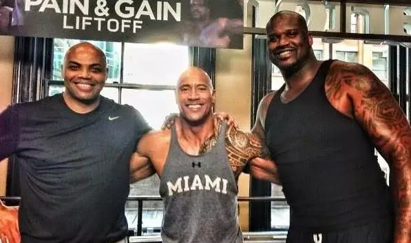 無論你的肌肉多麼強悍也別跟NBA球星合影,巨石強森最尷尬,網友:差距很大