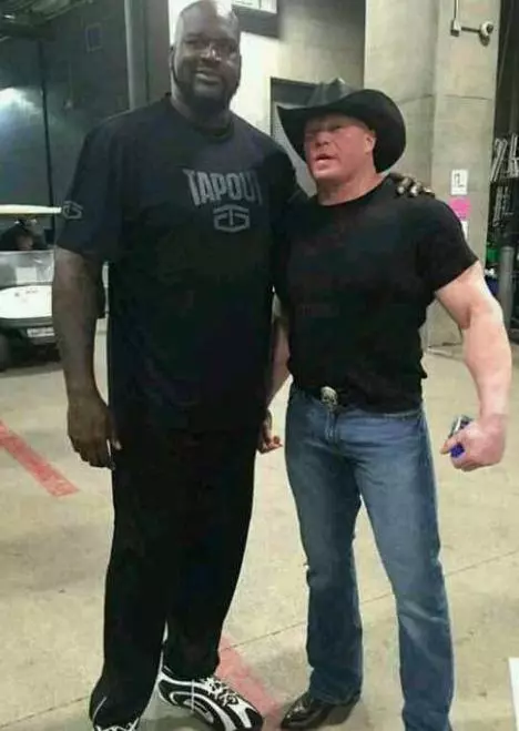 無論你的肌肉多麼強悍也別跟NBA球星合影,巨石強森最尷尬,網友:差距很大