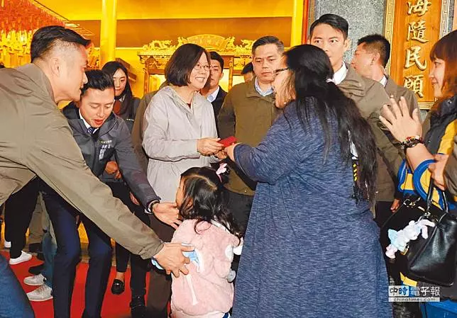 全台走透透 拜廟發紅包 政治人物拚場 濃濃大選味