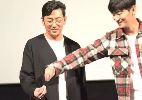 你還在比手指愛心嗎??「最強解怨脈」朱智勳教你最新手勢,保證讓你成為全場焦點!