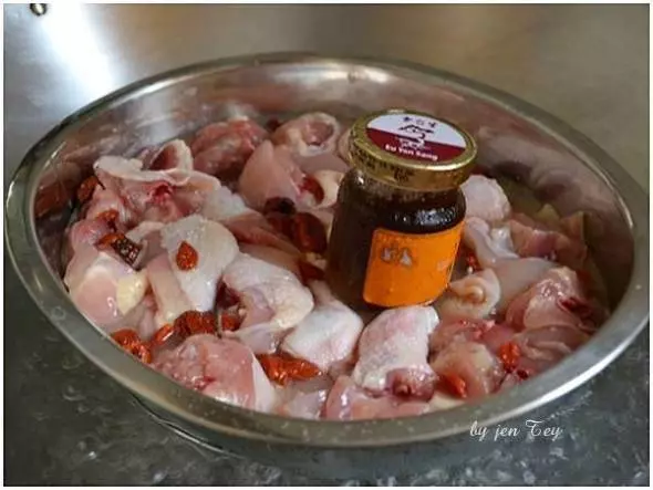 「雞精金針菇蒸雞」是一道熱菜,趁熱吃會更加美味!