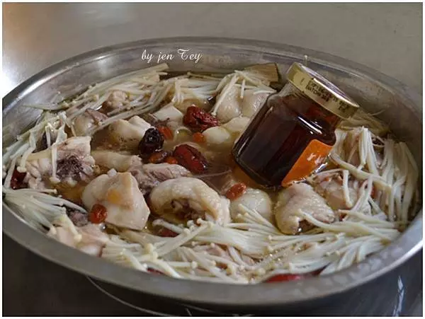 「雞精金針菇蒸雞」是一道熱菜,趁熱吃會更加美味!