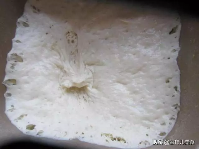 不用揉面,不加黃油,簡單小方法做出老式豆沙麵包,撕著吃真爽
