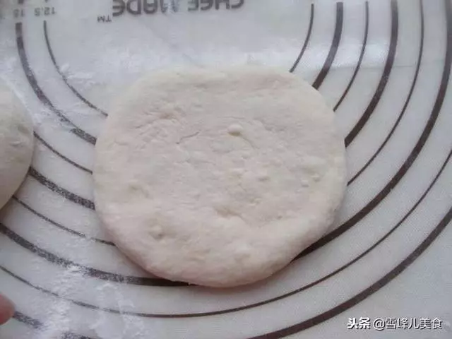 不用揉面,不加黃油,簡單小方法做出老式豆沙麵包,撕著吃真爽