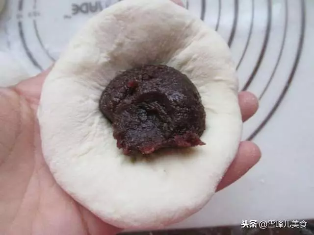 不用揉面,不加黃油,簡單小方法做出老式豆沙麵包,撕著吃真爽