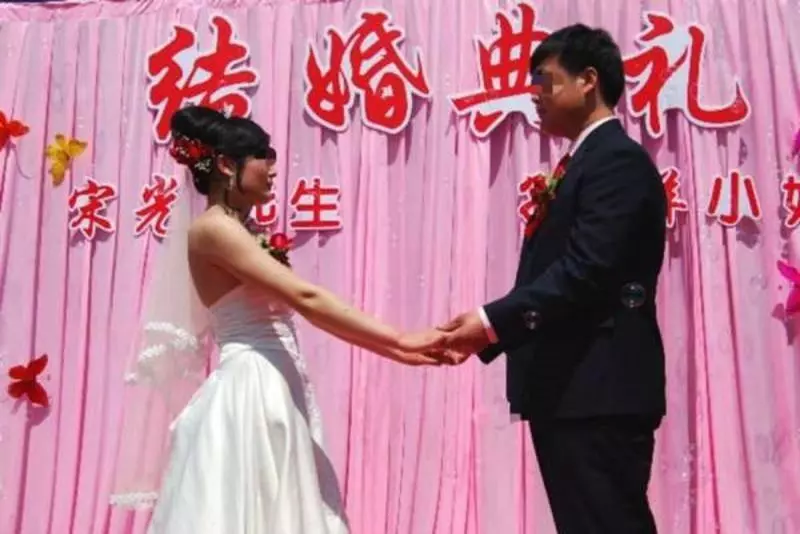 昨天小叔子結婚,婆婆和老公不讓我去,看到新娘的照片我怒提離婚