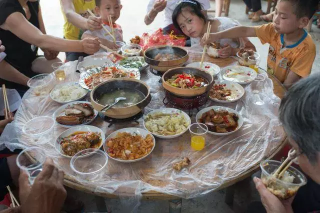 昨天小叔子結婚,婆婆和老公不讓我去,看到新娘的照片我怒提離婚