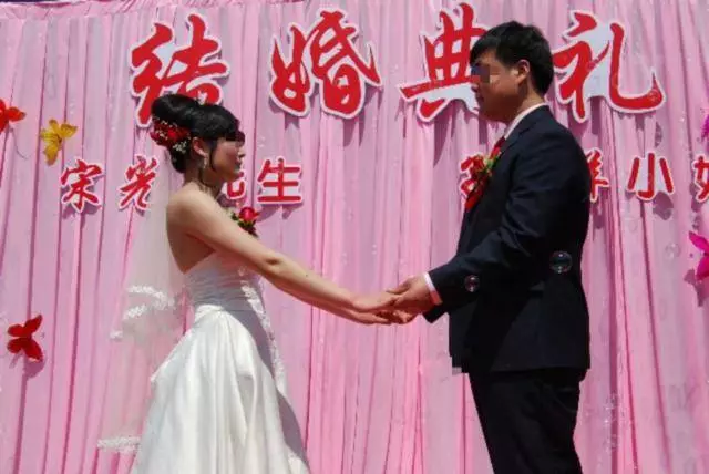 昨天小叔子結婚,婆婆和老公不讓我去,看到新娘的照片我怒提離婚