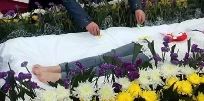 新婚夜醒來,男子感覺手腳冰涼,打開燈後,男子親手把新娘送監獄