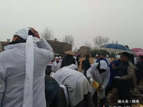 女兒去世當晚,女婿連洗6回澡,丈母娘起疑,一瞧家裡監控哽咽
