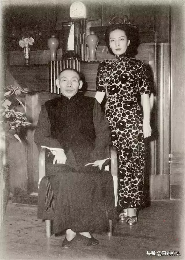 1950年杜月笙與孟小冬結婚照,一個仍貌美如花,一個疾病纏身