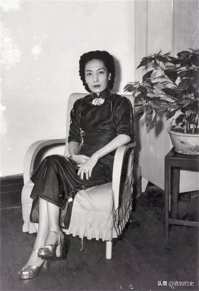 1950年杜月笙與孟小冬結婚照,一個仍貌美如花,一個疾病纏身