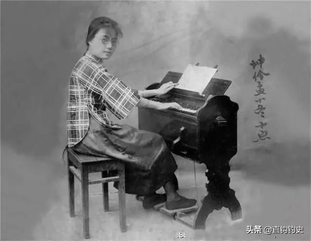 1950年杜月笙與孟小冬結婚照,一個仍貌美如花,一個疾病纏身