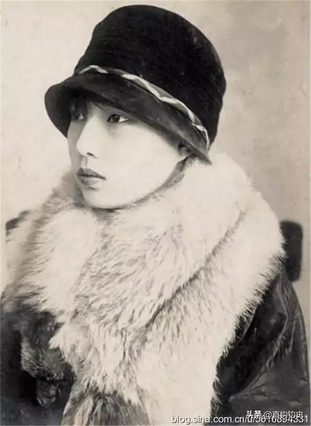 1950年杜月笙與孟小冬結婚照,一個仍貌美如花,一個疾病纏身